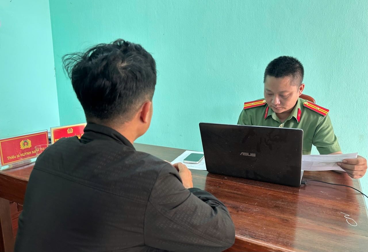 1 trong 2 người vừa được công an mời làm việc vì tương tác với nội dung sai lệch. Ảnh: Công an xã Bố Trạch