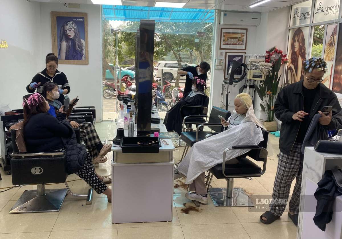 Many barbershops, clothing stores, skin care stores... are wondering whether to pay music copyright fees or not. Photo: Thanh Hoa