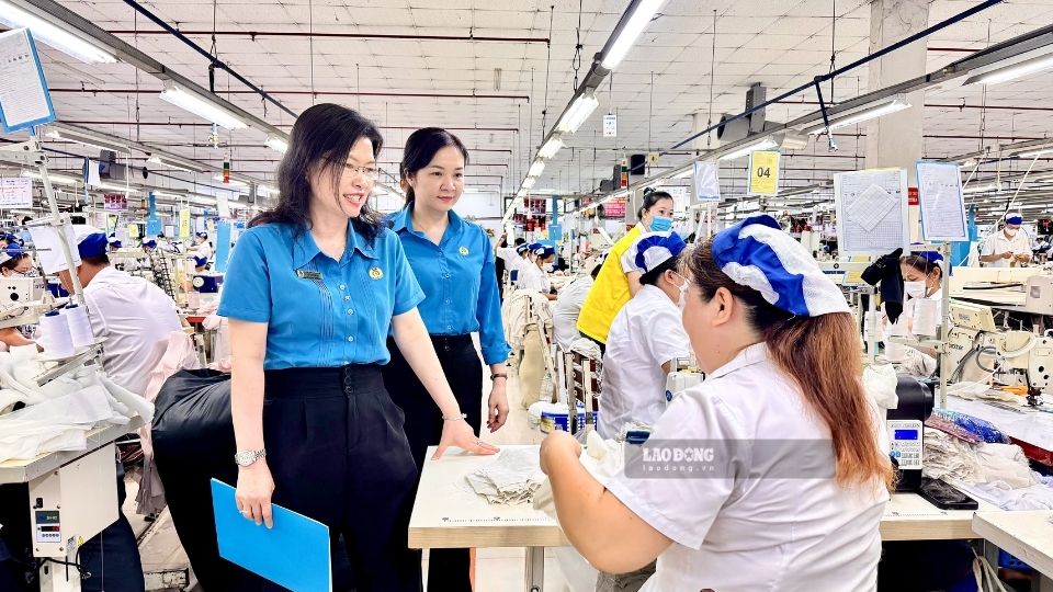 Lãnh đạo Liên đoàn Lao động tỉnh Vĩnh Long thăm, nắm tình hình sản xuất và đời sống người lao động tại doanh nghiệp. Ảnh: Hoàng Lộc
