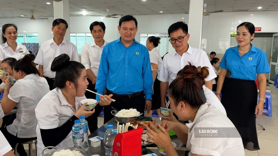 Workers participate in the "Trade Union Meal" program, contributing to strengthening the connection between businesses and union members. Photo: Hoang Loc