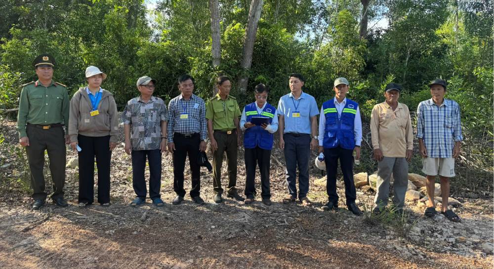 Functional forces read the decision on coercion and land recovery for cases in Phu Quoc special zone. Photo: Hoang Dung