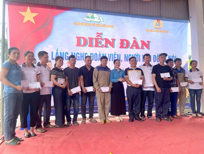 Công ty Cổ phần Á Châu Hoa Sơn đối thoại với người lao động và trao quà cho công nhân có hoàn cảnh khó khăn. Ảnh: Công đoàn Nghệ An