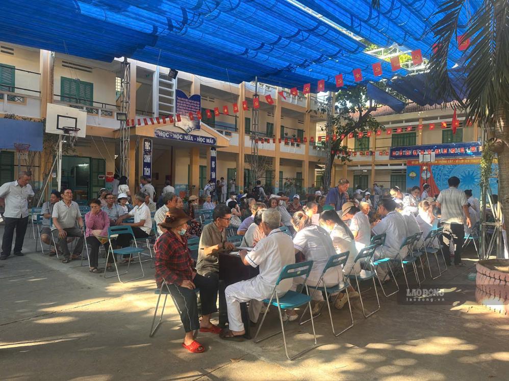 Doctors organize free health check-ups for the elderly, poor households and people with chronic diseases. Photo: Huu Long