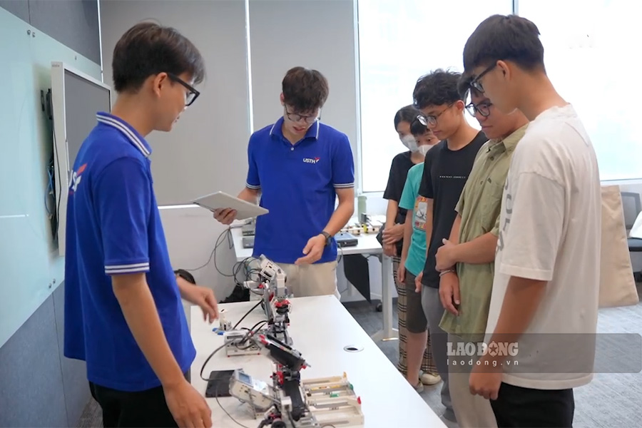 Summary of benchmark scores for Robotics Engineering major in 2025