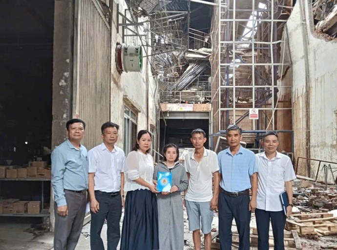 LĐLĐ tỉnh Thanh Hóa thăm hỏi, động viên người lao động sau vụ hỏa hoạn tại doanh nghiệp. Ảnh: Công đoàn Thanh Hóa