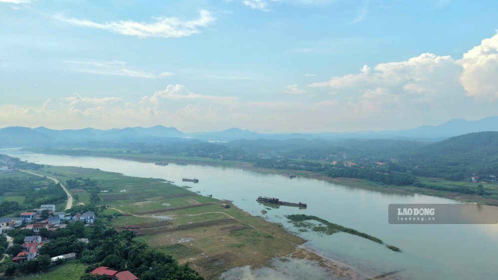 Mực nước sông Lô chịu ảnh hưởng của điều tiết thủy điện. Ảnh: Tô Công