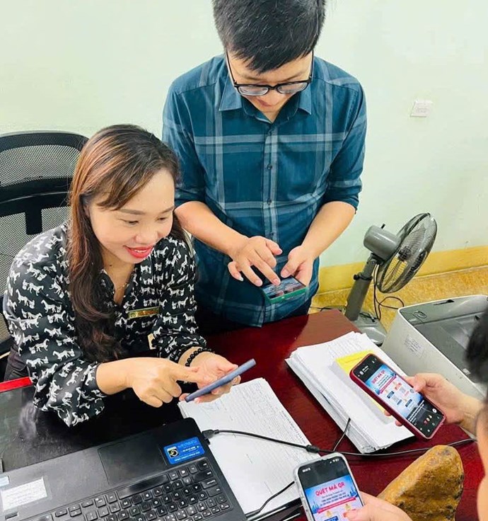 Công đoàn phường Thái Hòa lấy ý kiến đoàn viên qua mã QR. Ảnh: Công đoàn Nghệ An