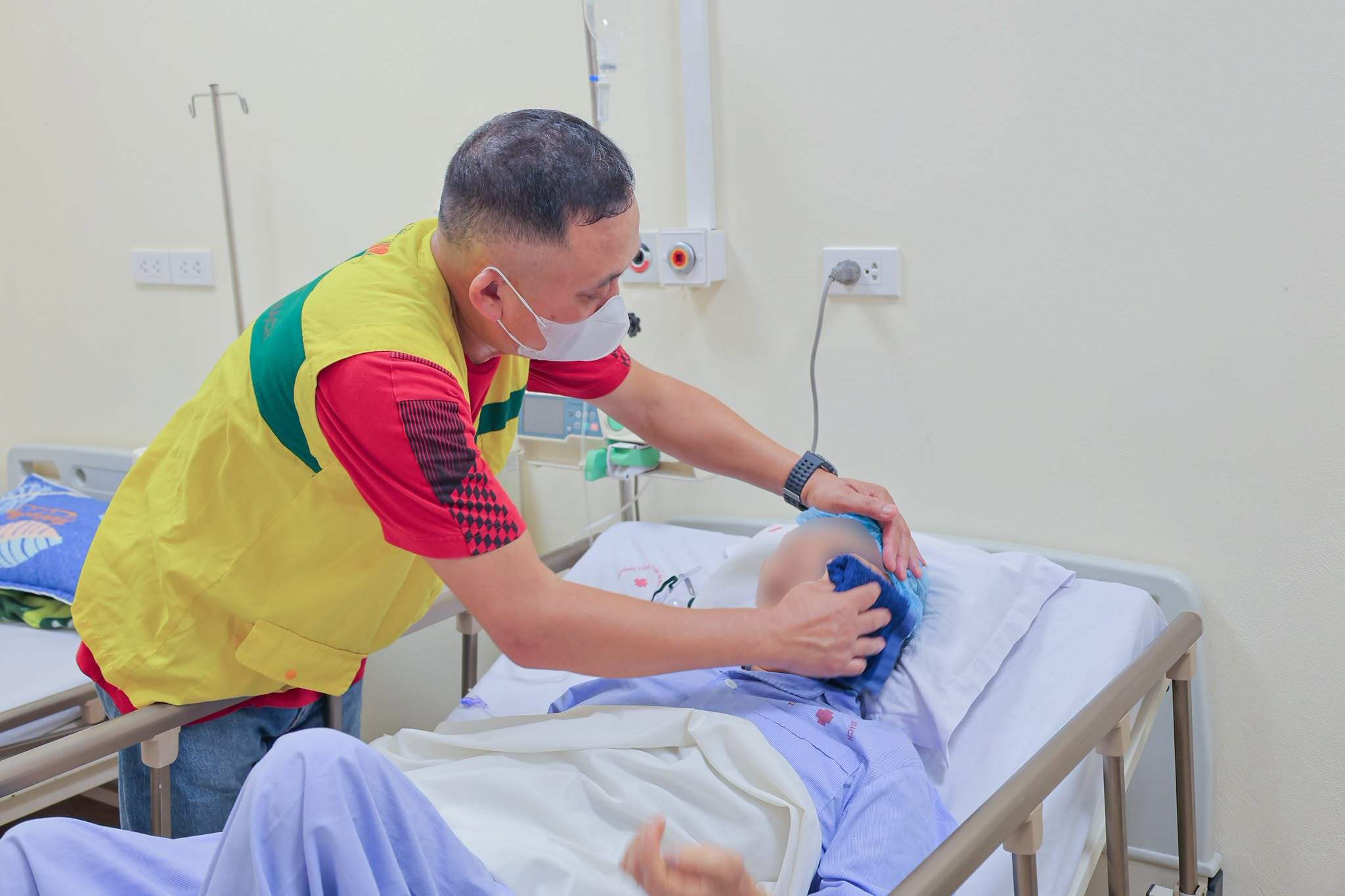 Gia đình vui mừng khi sức khỏe cụ bà 84 tuổi phục hồi sau ca can thiệp tim mạch thành công. Ảnh: Bệnh viện E cung cấp