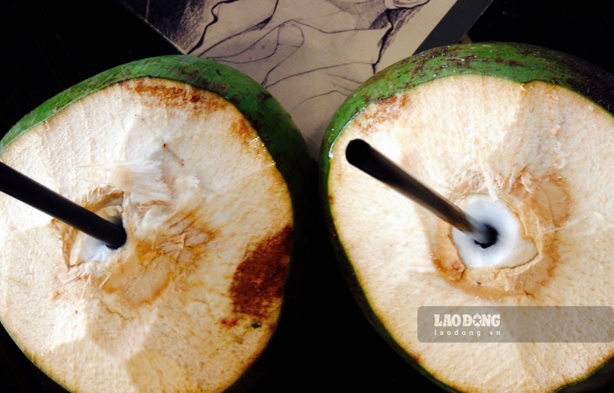 Coconut water is a natural drink containing magnesium. Photo: Vy Vy