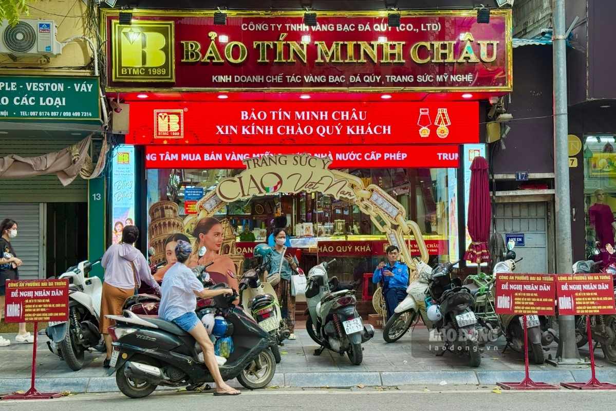 Outside some gold shops in Hanoi, there is no longer a scene of customers queuing in long lines. Photo: Ha Le