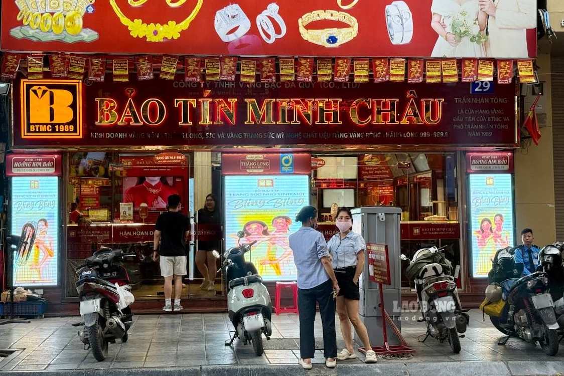 Ngày 21.7, khung cảnh bên ngoài một số cửa hàng vàng tại Hà Nội khá thông thoáng. Ảnh: Linh Đan