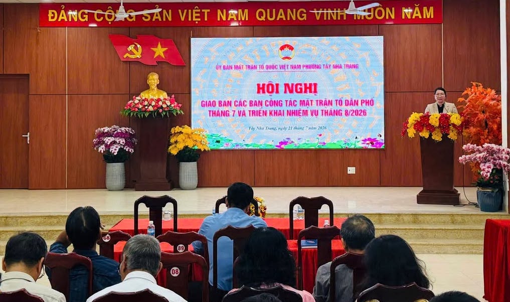 Conference to deploy the work of consolidating the Head of the Fatherland Front Work Committee and branches and unions in residential groups. Photo: Nha Trang West Ward Fatherland Front