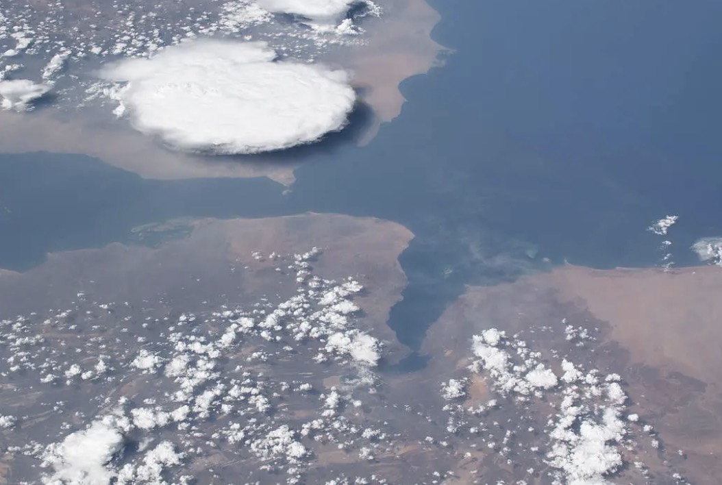 Houthi blocks sea routes with Saudi Arabia, causing risk of paralysis of the Red Sea transport route. Photo: NASA