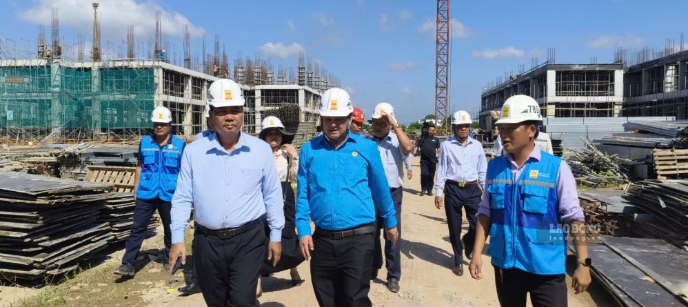 Ông Kim Ngọc Thái - Phó Bí thư Tỉnh ủy, Chủ tịch Ủy ban MTTQ Việt Nam tỉnh Vĩnh Long cùng đoàn công tác kiểm tra tiến độ thi công dự án Nhà ở xã hội Công đoàn Giao Long. Ảnh: Hoàng Lộc