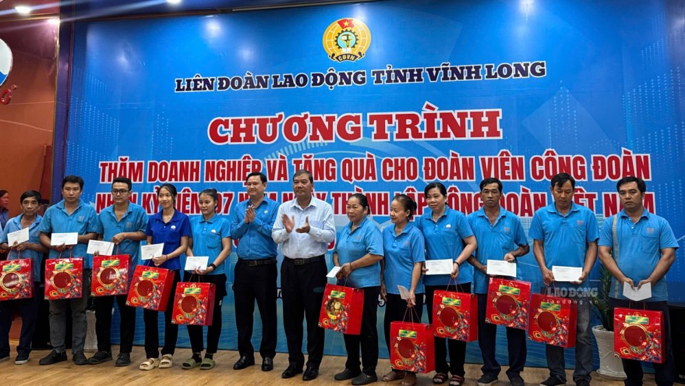 The working delegation of Vinh Long province visits, gives gifts and encourages workers at enterprises in the province. Photo: Hoang Loc