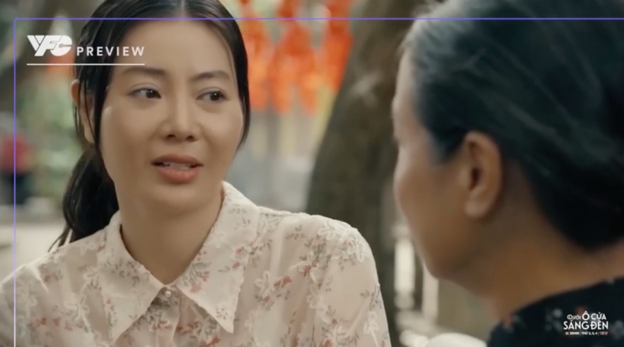 Nguyệt khó xử khi bà Phụng một lần nữa muốn nhờ cô chăm sóc Tài trong tập 29 phim “Dưới ô cửa sáng đèn“. Ảnh: VFC.