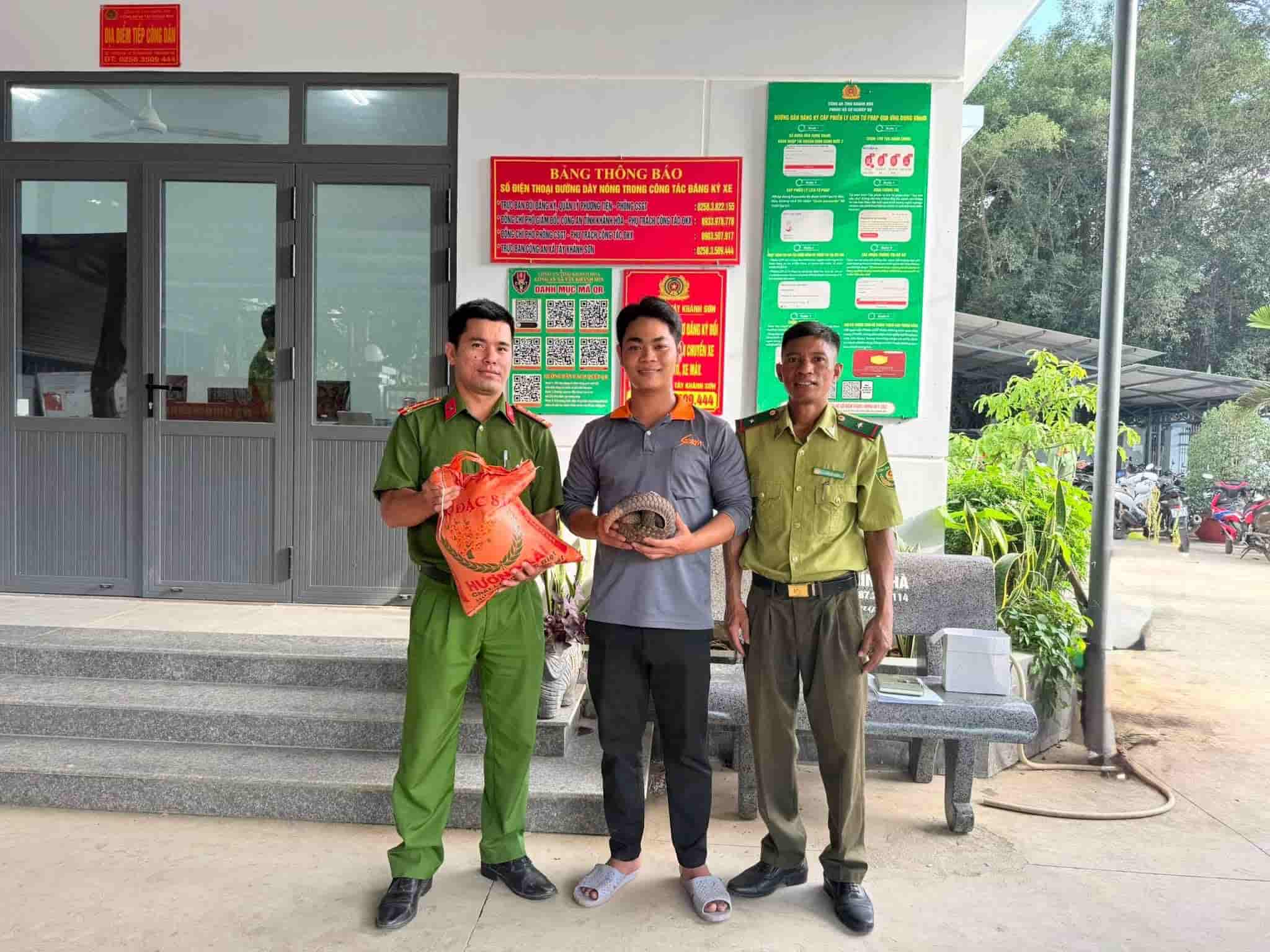 People discovered a pangolin caught in a net and proactively handed it over to functional agencies. Photo: Tay Khanh Son Commune Police
