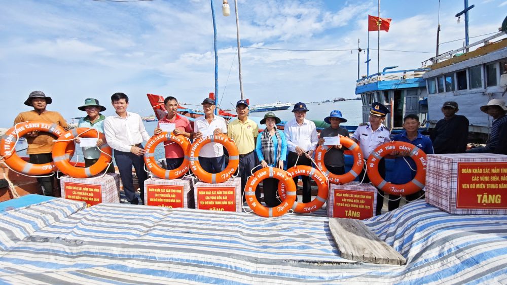 The working delegation presents gifts to fishermen sticking to the sea in the Ly Son special zone, Quang Ngai province. Photo: Vietnam General Confederation of Labor