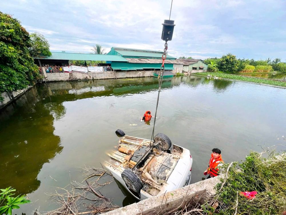 Scene of the accident where the car plunged into a pond, killing the driver. Photo: Thanh Hoa Police