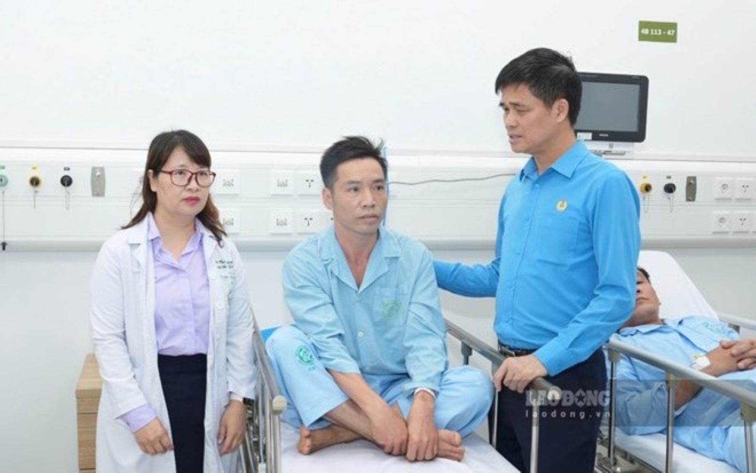 Ông Ngọ Duy Hiểu - Phó Chủ tịch Thường trực Tổng LĐLĐVN thăm hỏi, động viên CNLĐ bị ngộ độc khí đang điều trị tại Bệnh viện Bạch Mai cơ sở Ninh Bình. Ảnh: Thành Dương