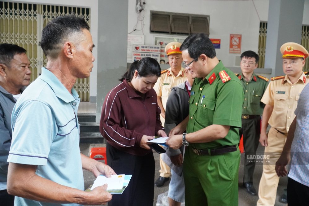 Lãnh đạo Công an TP Đồng Nai thăm hỏi gia đình nạn nhân vụ cháy xe khách. Ảnh: HAC