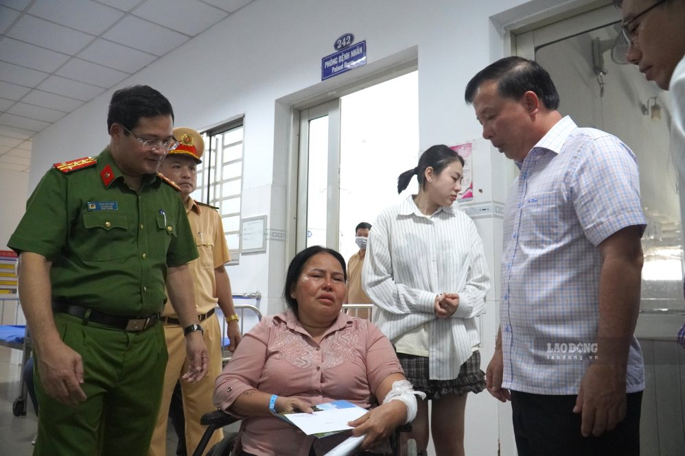 Chairman of Dong Nai City People's Committee Nguyen Van Ut (white shirt) visits victims of passenger car fire. Photo: HAC