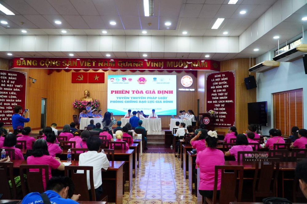 The mock trial to disseminate laws on preventing and combating domestic violence takes place on July 21. Photo: Ngoc Anh
