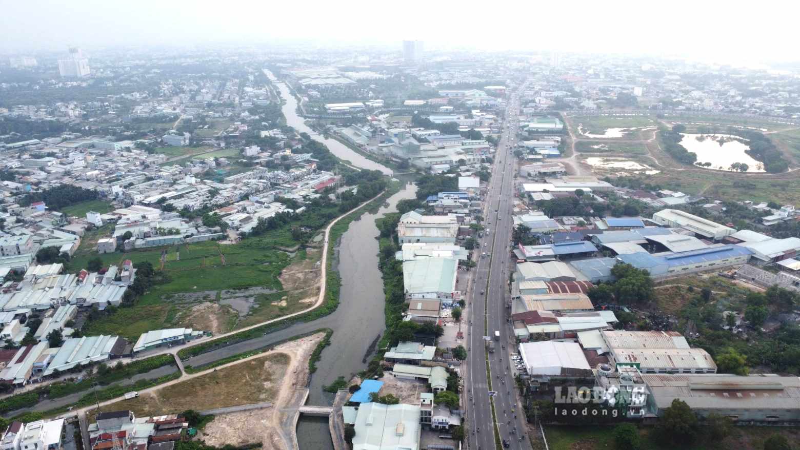 Binh Hoa Ward People's Committee is carrying out land recovery for the East-West main road construction project. Photo: Dinh Trong