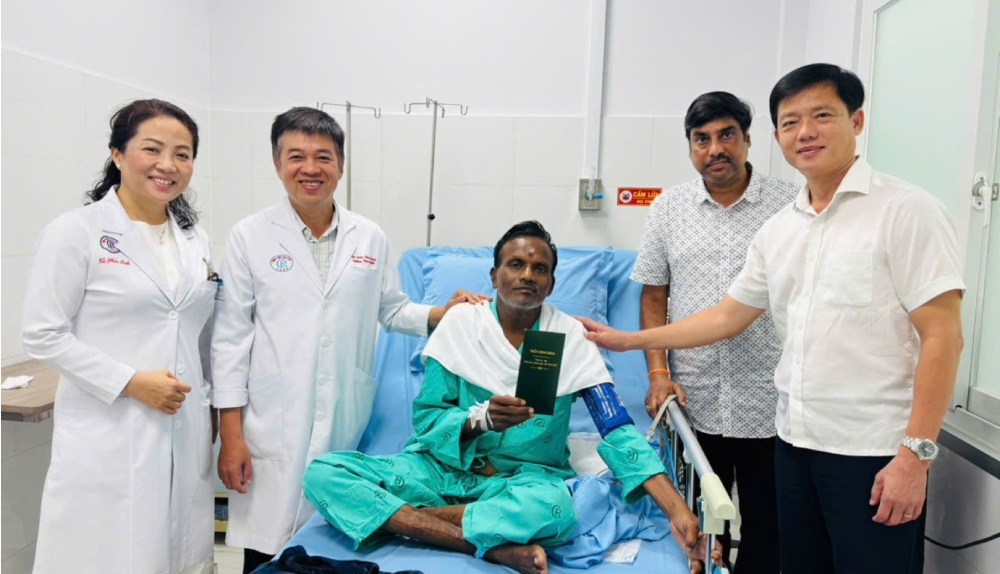 Chairman of Phu Quoc Special Economic Zone People's Committee (An Giang) Tran Minh Khoa (right cover) visited and presented gifts to tourists who were injured in the canoe capsizing incident at Cho Ray Hospital. Photo: Special Economic Zone provided