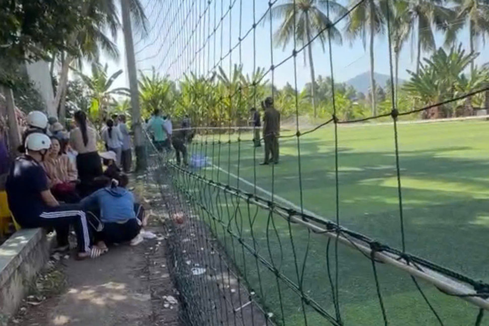 The case of a power pole at K. football field collapsing, causing an 11-year-old boy to die, was broadcast live on social networks. Currently, the police are investigating and clarifying the cause of the incident. Screenshot