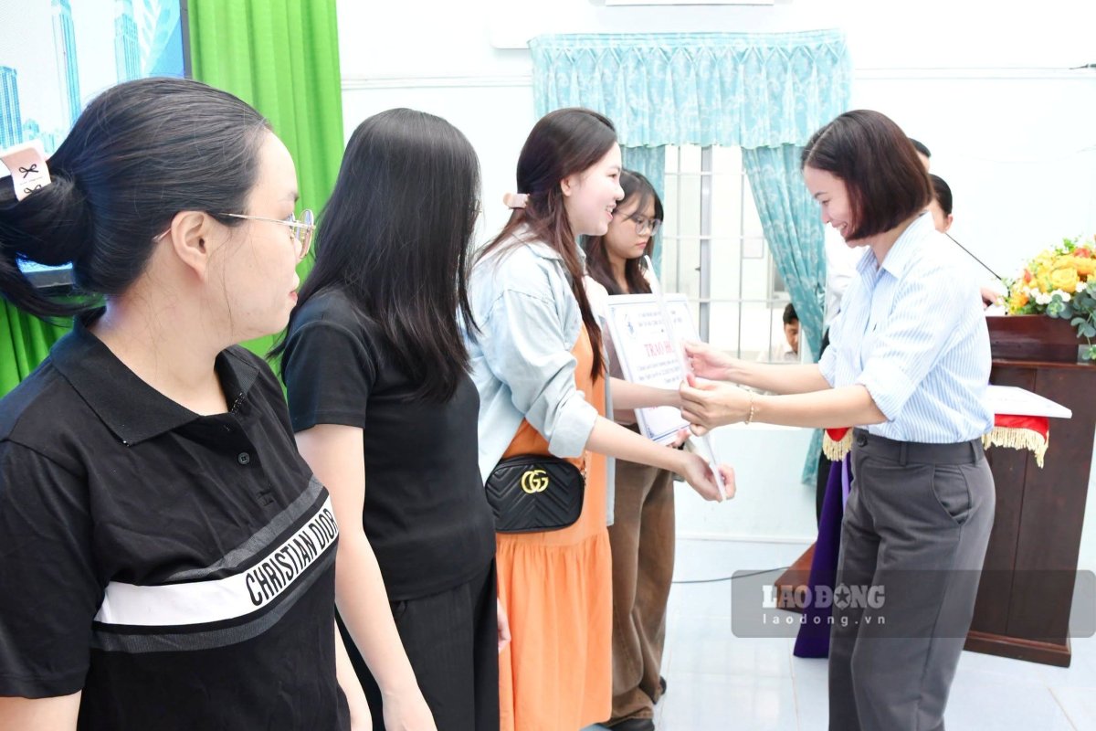 Giving support to cases of having 2 children before the age of 35 in Tam Thang ward. Photo: Thanh An