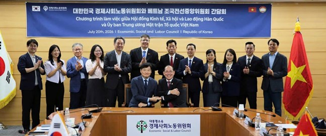 Phó Chủ tịch Hoàng Công Thủy cùng các đại biểu tham dự Hội đàm. Ảnh: MTTQ
