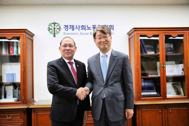 Vice Chairman of the Central Committee of the Vietnam Fatherland Front Hoang Cong Thuy and Chairman of the Economic, Social and Labor Council of Korea Kim Ji Hyung. Photo: VFF