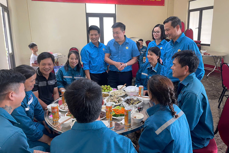 The "Trade Union Meal" program was organized for 100 union members and workers at Southeast Asia Energy Development Joint Stock Company. Photo: Lao Cai Ward Trade Union.