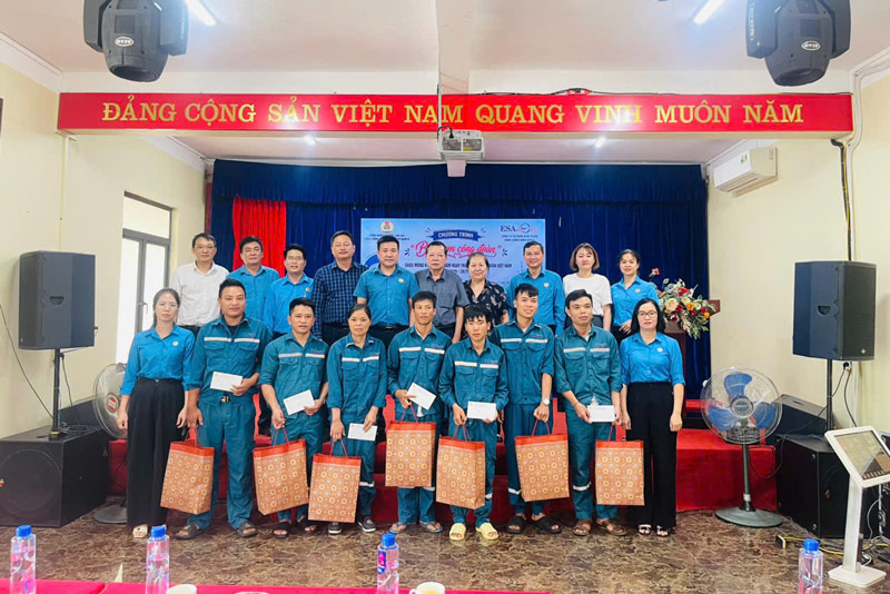 Trao quà cho đoàn viên có hoàn cảnh khó khăn. Ảnh: Công đoàn phường Lào Cai