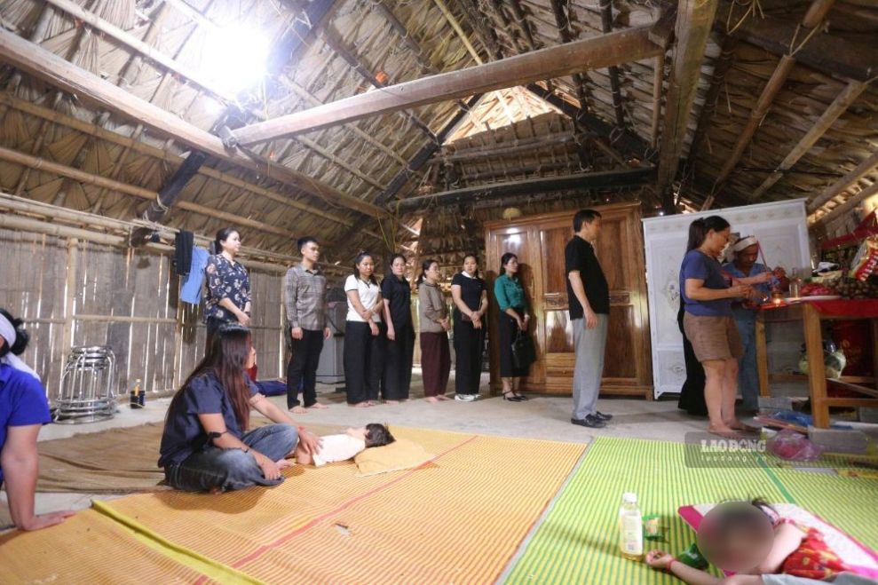Cơ quan, ban ngành đoàn thể đến phúng viếng, chia buồn với gia đình anh Vẻ. Ảnh: Minh Hoàng