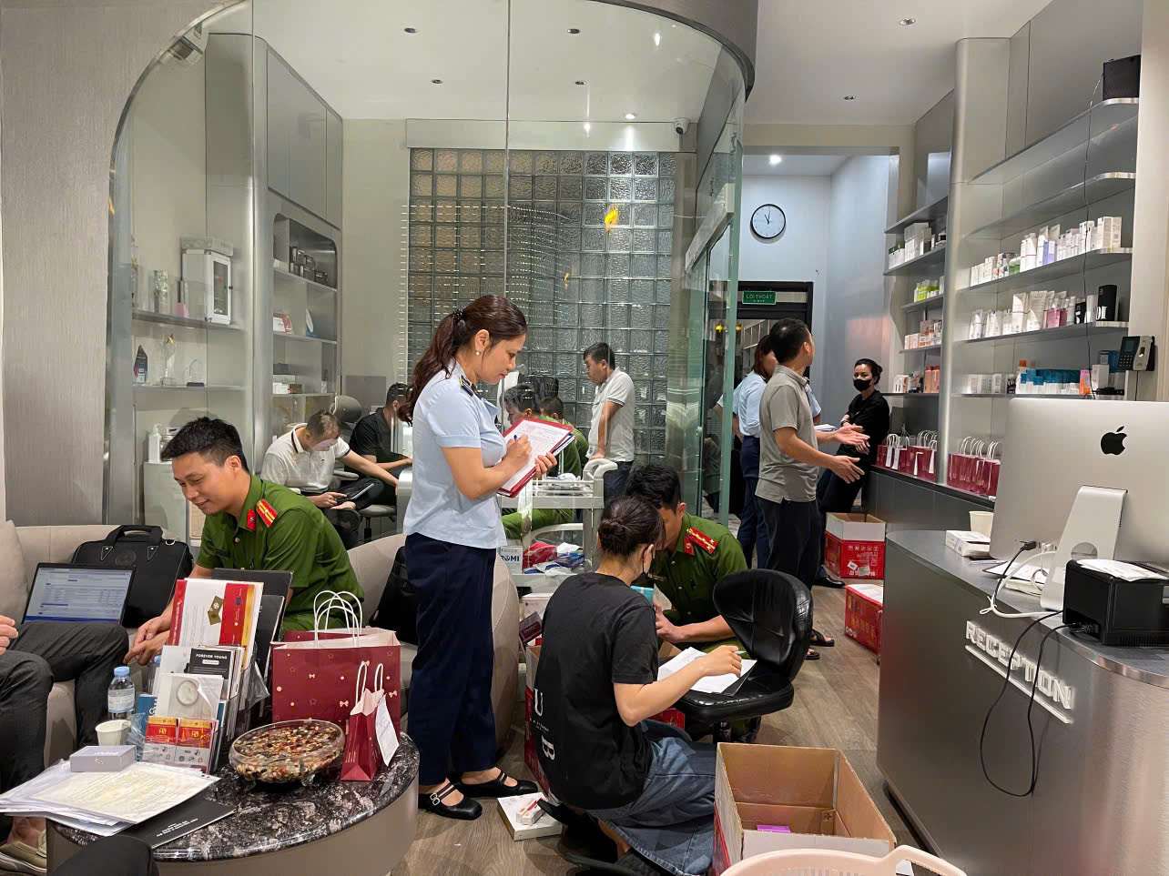 Cơ quan chức năng phát hiện nhiều sản phẩm không rõ nguồn gốc tại địa điểm kinh doanh của 2 công ty, hộ kinh doanh trên địa bàn phường Kinh Bắc, Bắc Ninh. Ảnh: Công an tỉnh Bắc Ninh