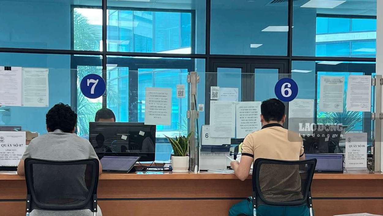 Hanoi has completed 97.55% of the supplementation of documents authorizing pension and social insurance allowance. More than 2,200 remaining cases are being supported by units to be completed before July 25. Photo: Minh Huong.