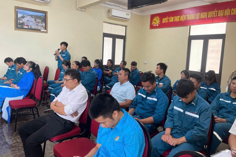 Đoàn viên, người lao động nêu ý kiến tại chương trình. Ảnh: Công đoàn phường Lào Cai
