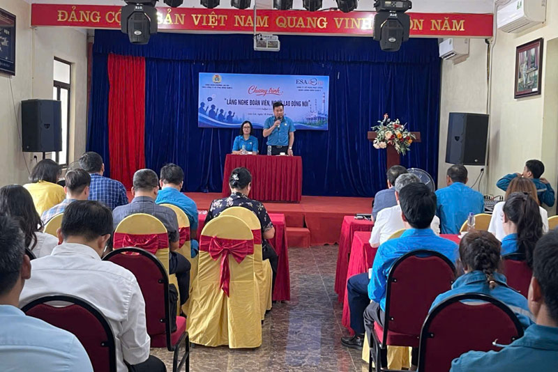 Trade union representatives dialogue and listen to opinions of union members and workers. Photo: Lao Cai Ward Trade Union