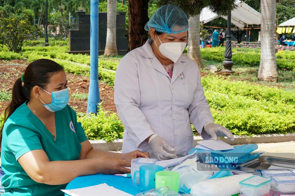 Lực lượng y tế tham gia lấy mẫu hài cốt liệt sĩ tại Nghĩa trang Liệt sĩ Đức Cơ. Ảnh: Hoàng Anh