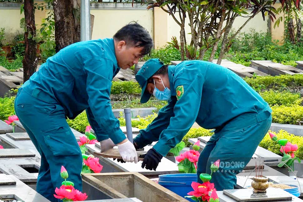 Lực lượng dân quân tự vệ tham gia lấy mẫu hài cốt liệt sĩ tại Nghĩa trang Liệt sĩ Đức Cơ. Ảnh: Hoàng Anh.