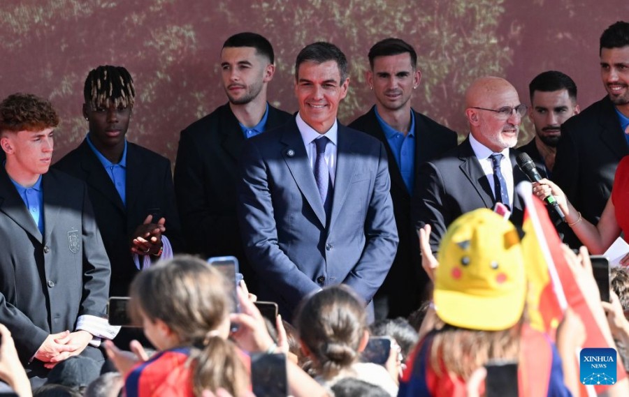 El entrenador Luis de la Fuente (derecha) con el primer ministro español, Pedro Sánchez, en la ceremonia de celebración en Madrid. Foto: Xinhua