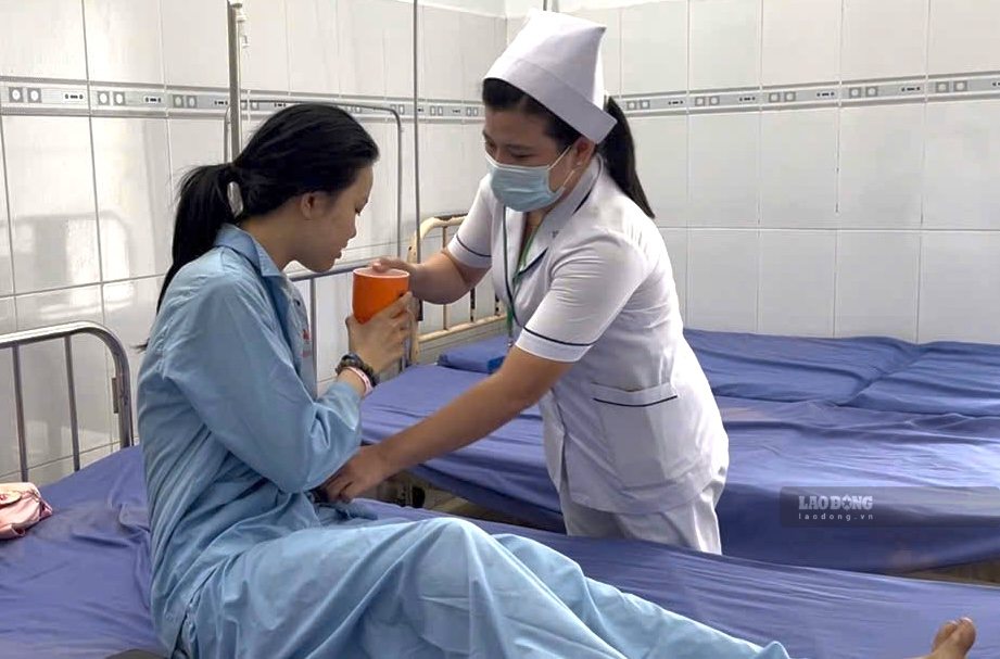 Injured victims in the passenger car fire are being treated at Trang Bom Regional Medical Center. Photo: HAC
