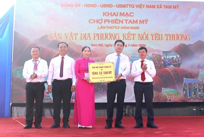 The Da Nang City Party Committee's Internal Affairs Committee donated 5 sets of computers worth 100 million VND to Tam My commune. Photo: Tam My Commune People's Committee