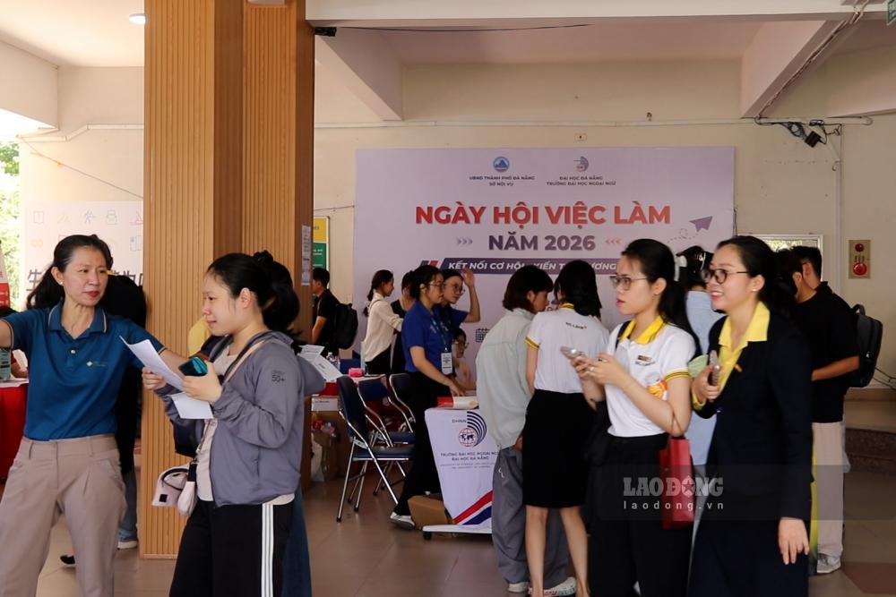 Đông đảo sinh viên và người lao động tham dự Ngày hội việc làm năm 2026 tại Trường Đại học Ngoại ngữ, Đại học Đà Nẵng. Ảnh: Thanh Huyền