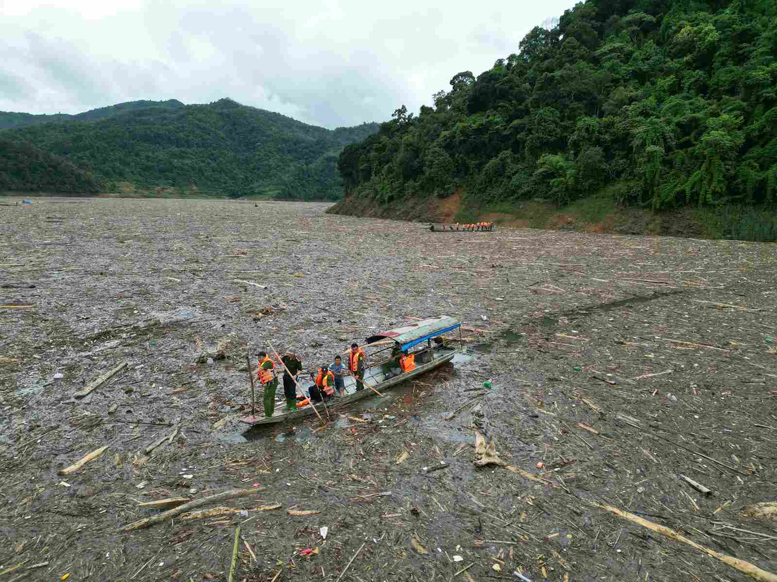 ムオンタンの激しい洪水はバンチャット湖で止まりましたが、不運な人々を家族の元へ連れ戻すための捜索は続いています。写真:ドローン救助クラブ ディン・ホアン