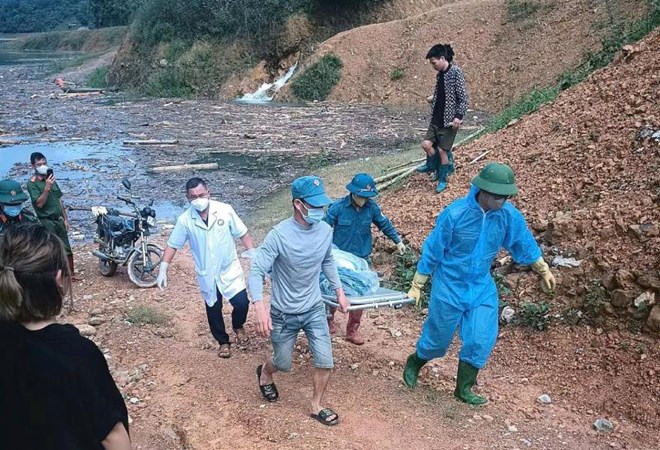 Một nạn nhân được tìm thấy tại hồ thuỷ điện Bản Chát. Ảnh: Xã Mường Than