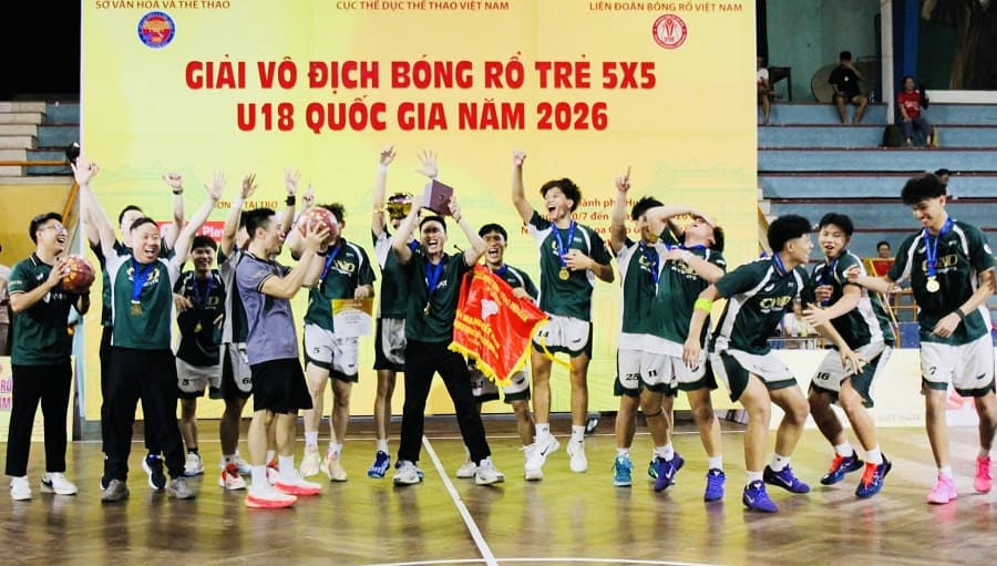 The People's Police men's basketball team won the championship unexpectedly at this year's tournament. Photo: Vietnam Basketball Federation