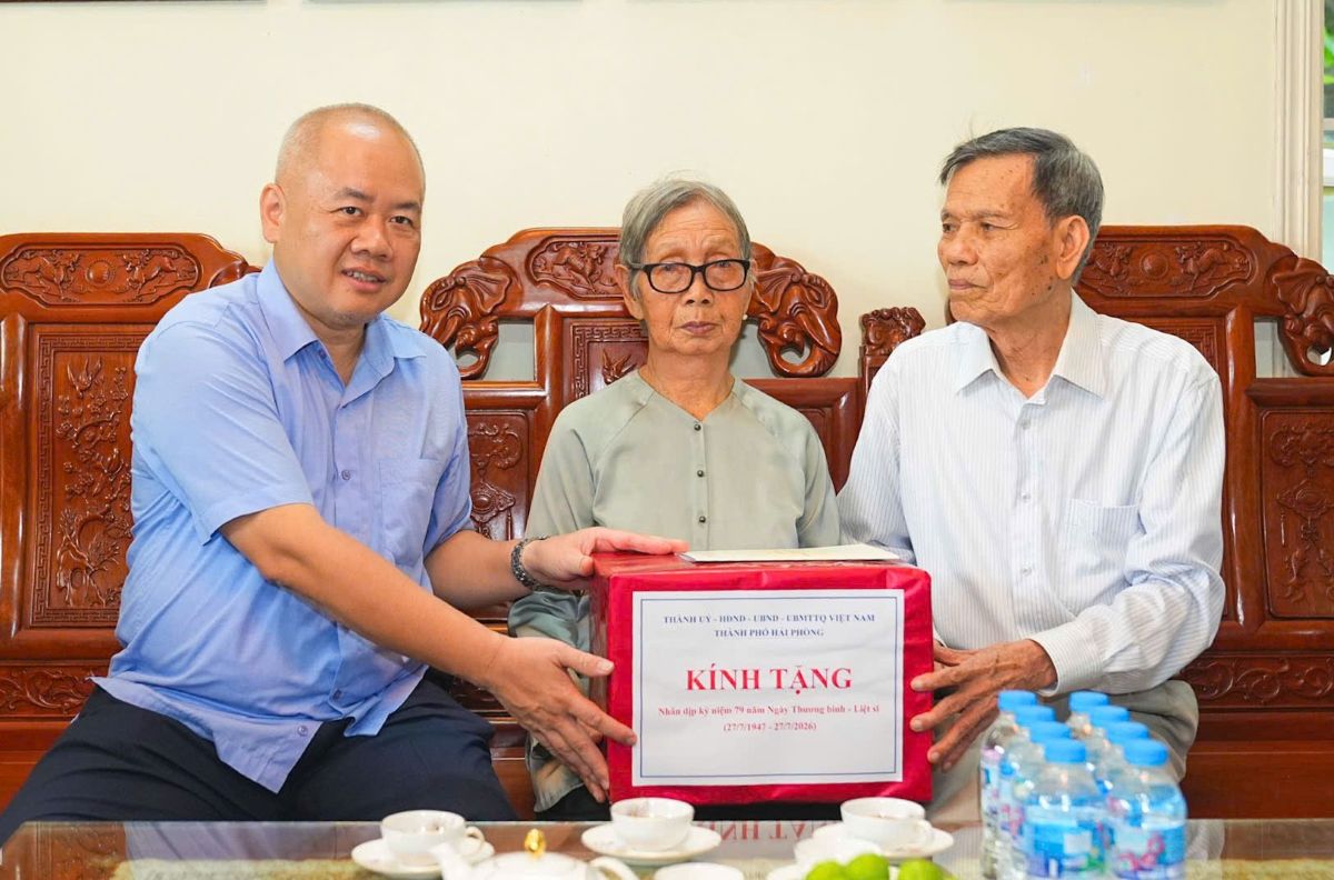 Chairman of the City People's Committee Do Thanh Trung visits and presents gifts to Ms. Hoang Thi Muoi. Photo: Hai Phong e-Portal